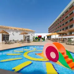 Piscina infantil con tobogán y juegos acuáticos en el hotel Carabela Matalascañas. ¡Diversión garantizada para los más pequeños!