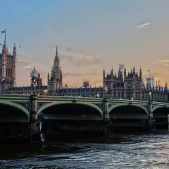 El Puente de Westminster y el Big Ben, símbolos de Londres. ¿Qué se necesita para viajar a Londres? ¡Pasaporte y ganas de explorar!