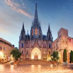 La Catedral de Barcelona, un espectáculo gótico, ilumina la noche. Un viaje desde Valencia a Barcelona para admirar su belleza.