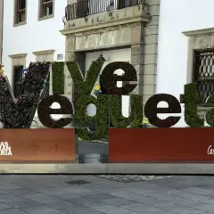 ¡Vive Vegueta en Las Palmas de Gran Canaria! Letras gigantes cubiertas de vegetación y dos minions dan la bienvenida al casco histórico.