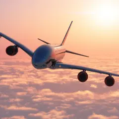 Avión sobrevolando nubes al amanecer, ideal para tus viajes organizados desde Barcelona.