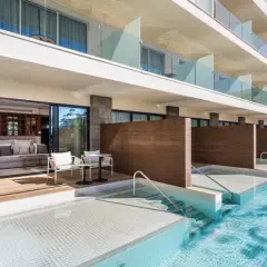 Habitaciones con acceso directo a piscina privada en Barceló Playa Blanca Lanzarote. Disfruta de un baño refrescante desde tu terraza.