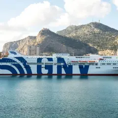 El ferry "Splendid" de GNV, listo para zarpar de Barcelona a Mallorca, descansa en el puerto.