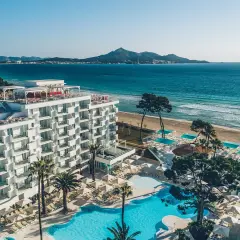 El Iberostar Waves Playa de Muro ofrece vistas al mar Mediterráneo desde sus balcones. Piscina y playa de arena dorada invitan al relax.