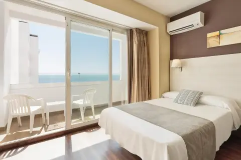 Habitación de hotel con cama, balcón con vistas al mar y aire acondicionado. Las **opiniones** del **hotel Best Indalo** destacan estas comodidades.