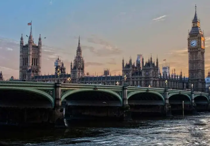 El Puente de Westminster y el Big Ben, símbolos de Londres. ¿Qué se necesita para viajar a Londres? ¡Pasaporte y ganas de explorar!