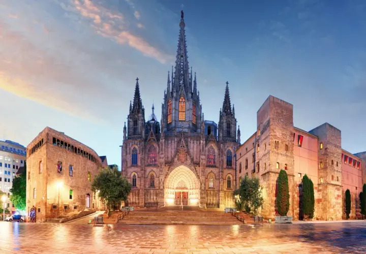 La Catedral de Barcelona, un espectáculo gótico, ilumina la noche. Un viaje desde Valencia a Barcelona para admirar su belleza.