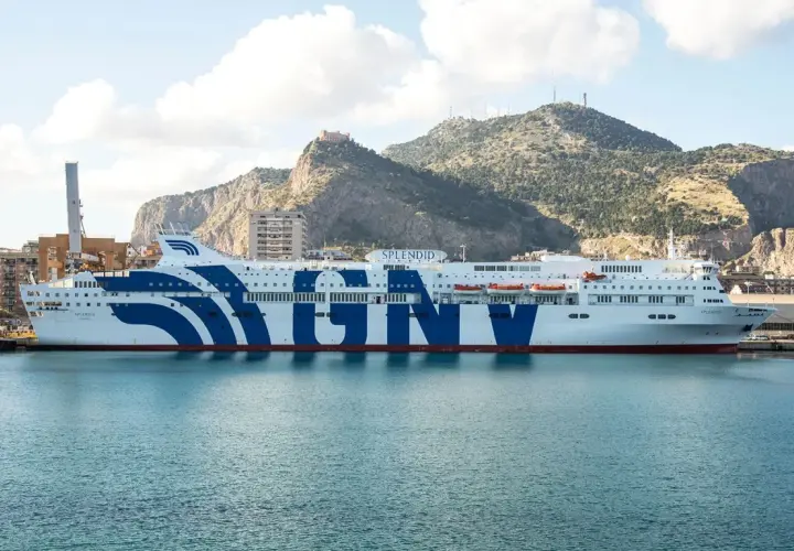 El ferry "Splendid" de GNV, listo para zarpar de Barcelona a Mallorca, descansa en el puerto.