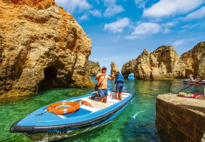 La hermosa ruta por la estrada da ponta da piedade en lagos, portugal