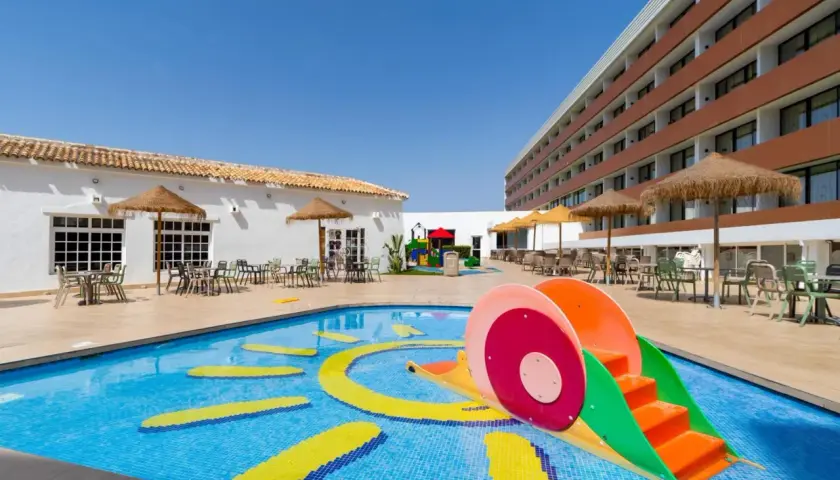 Piscina infantil con tobogán y juegos acuáticos en el hotel Carabela Matalascañas. ¡Diversión garantizada para los más pequeños!