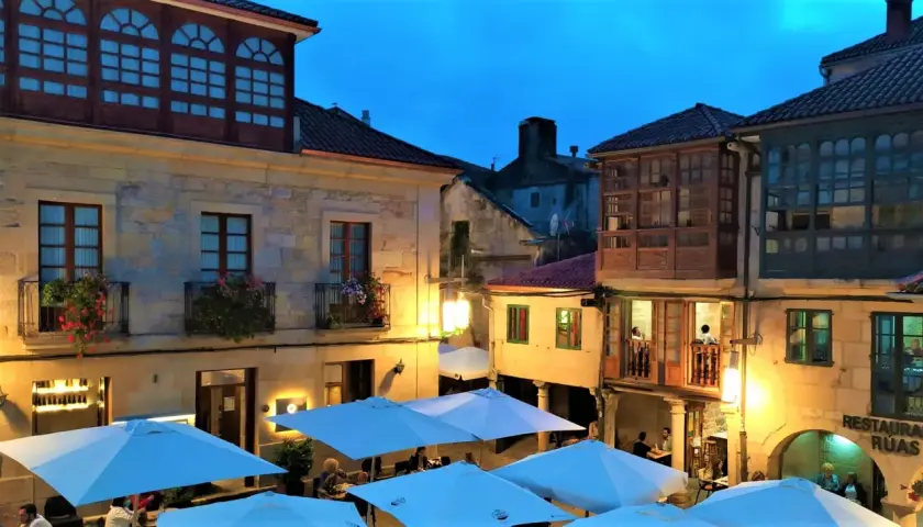 Noche en Pontevedra, ideal para cenar al aire libre. Descubre qué hacer en Pontevedra y disfruta de sus plazas.