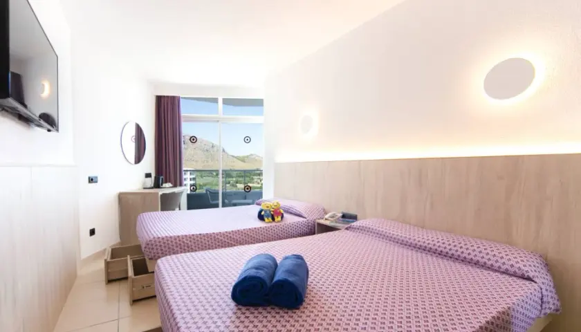 Habitación doble con vistas en Club Mac Alcudia. Dos camas listas para descansar tras un día de sol.