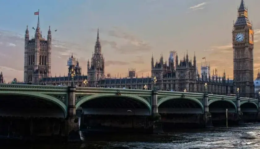 El Puente de Westminster y el Big Ben, símbolos de Londres. ¿Qué se necesita para viajar a Londres? ¡Pasaporte y ganas de explorar!