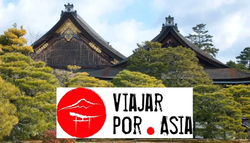 La mejor agencia para viajar a Japón: un templo japonés rodeado de árboles.