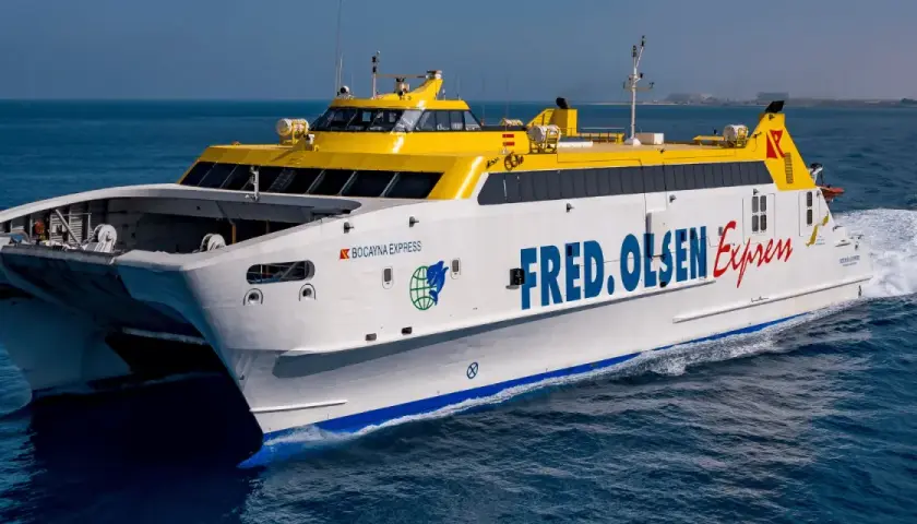 El ferry "Bocayna Express" de Fred. Olsen Express surca las aguas entre Fuerteventura y Lanzarote, conectando las islas con rapidez.