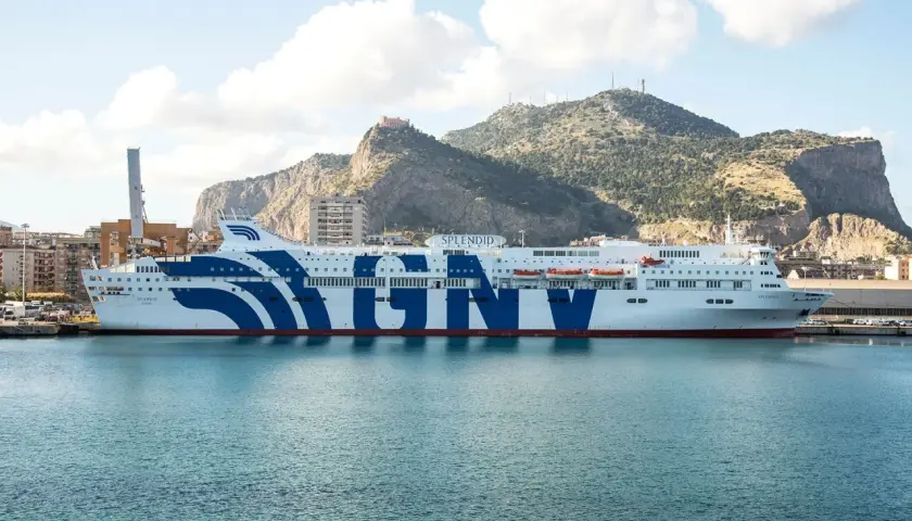 El ferry "Splendid" de GNV, listo para zarpar de Barcelona a Mallorca, descansa en el puerto.