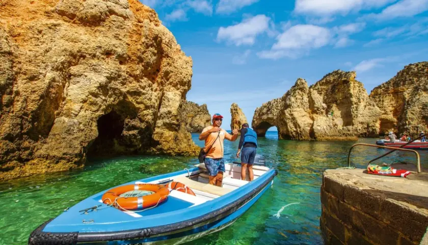 La hermosa ruta por la estrada da ponta da piedade en lagos, portugal