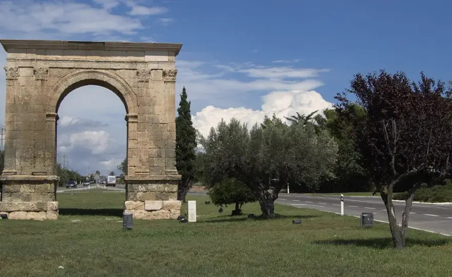 Qué ver en Roda de Berà - arco romano, playas y Roc de Sant Gaietà
