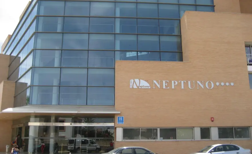 Hotel Neptuno en Roquetas de Mar - qué ofrece y para quién es