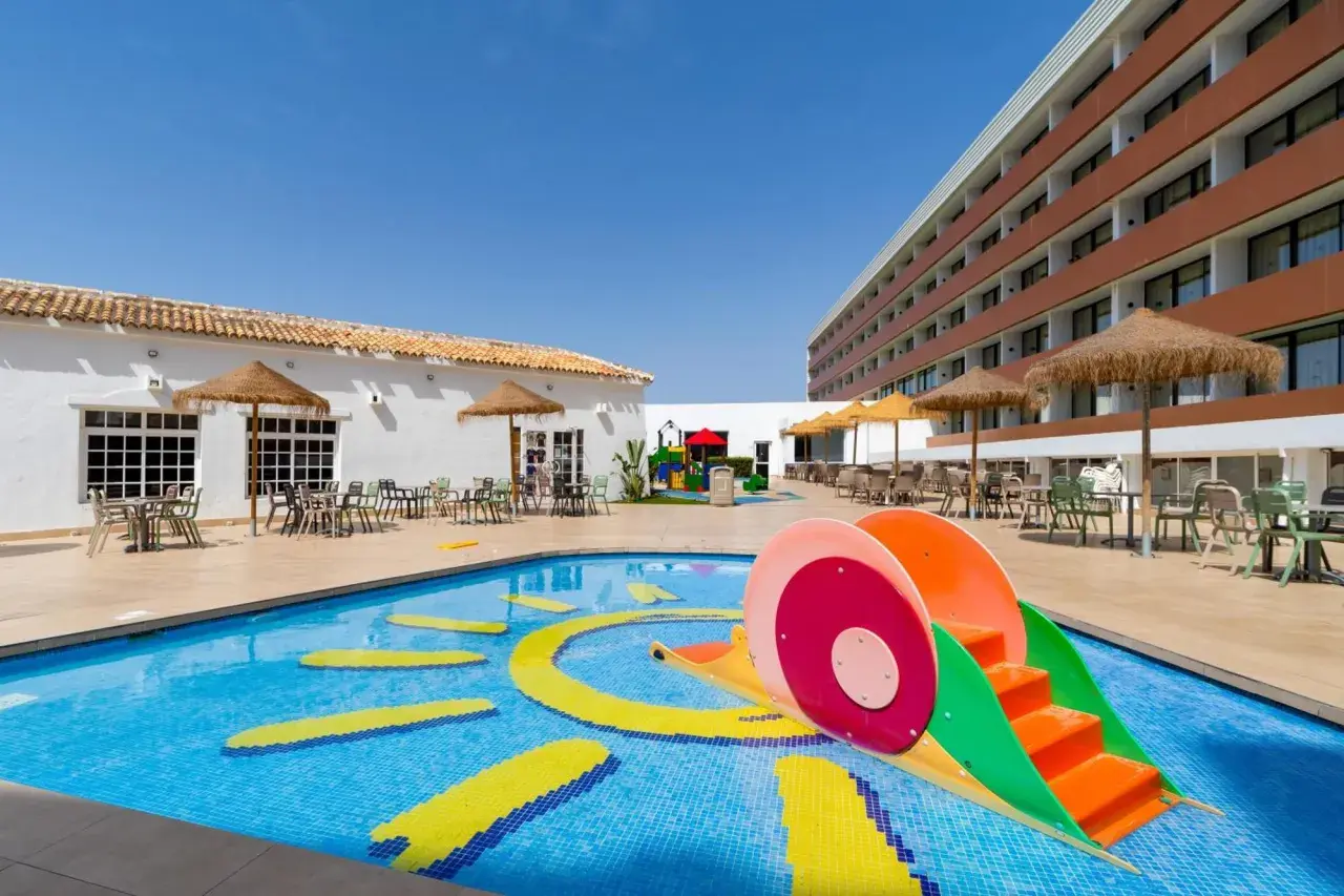 Piscina infantil con tobogán y juegos acuáticos en el hotel Carabela Matalascañas. ¡Diversión garantizada para los más pequeños!