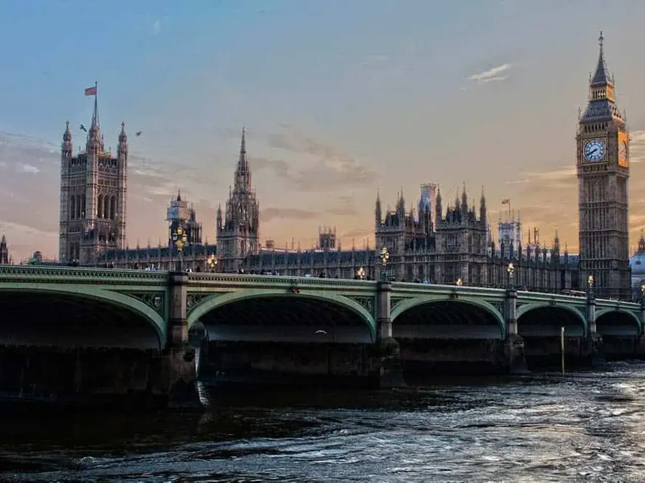 El Puente de Westminster y el Big Ben, símbolos de Londres. ¿Qué se necesita para viajar a Londres? ¡Pasaporte y ganas de explorar!