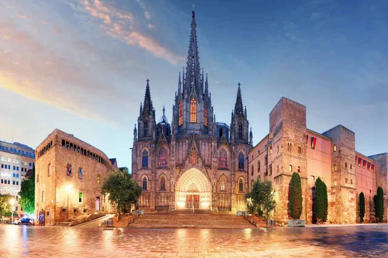 La Catedral de Barcelona, un espectáculo gótico, ilumina la noche. Un viaje desde Valencia a Barcelona para admirar su belleza.