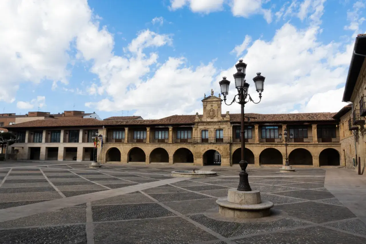 Plaza Mayor de Santo Domingo de la Calzada, ideal para pasear y descubrir qué ver en Santo Domingo de la Calzada.