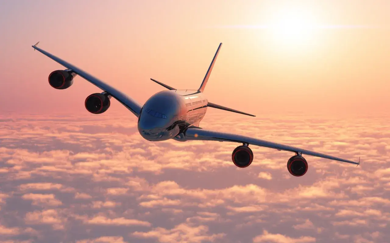 Avión sobrevolando nubes al amanecer, ideal para tus viajes organizados desde Barcelona.