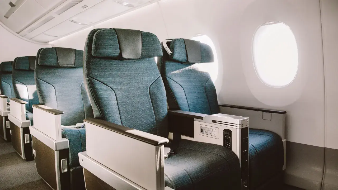 Asientos de business class en un avión, con espacio amplio y detalles de lujo.