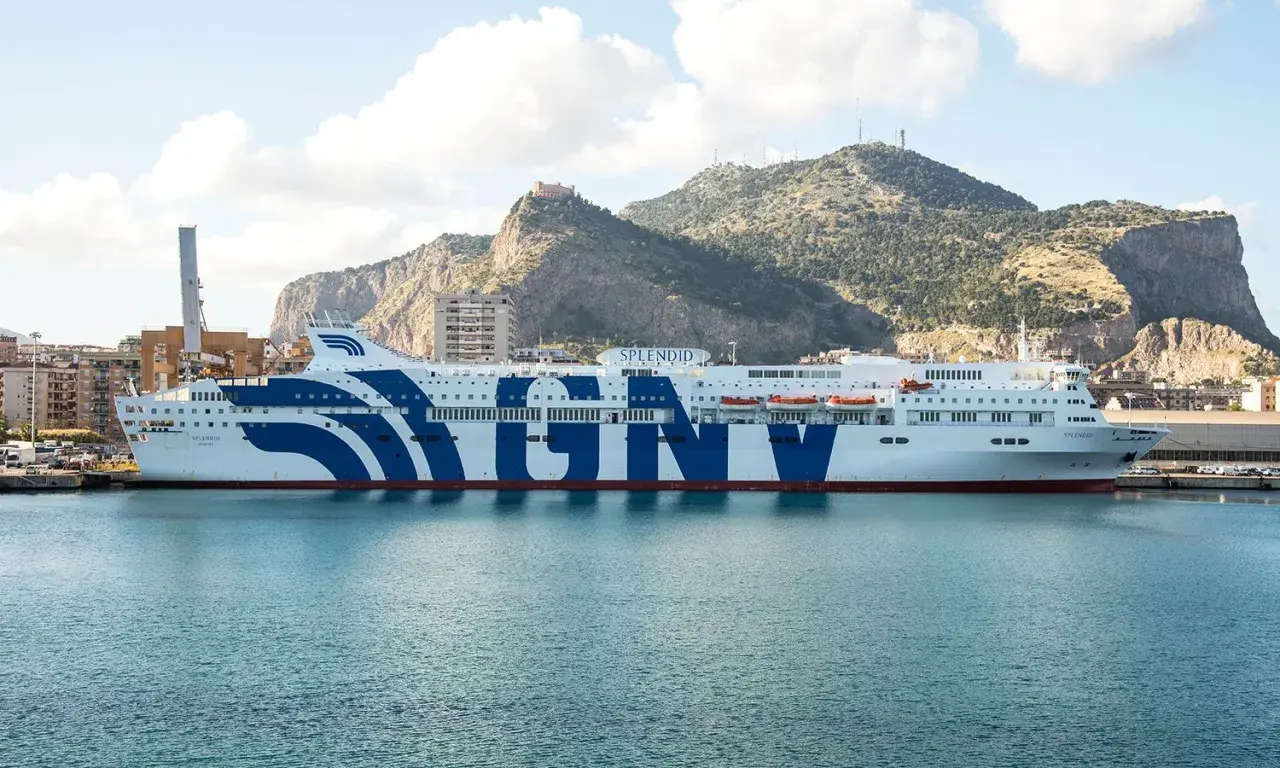 El ferry "Splendid" de GNV, listo para zarpar de Barcelona a Mallorca, descansa en el puerto.