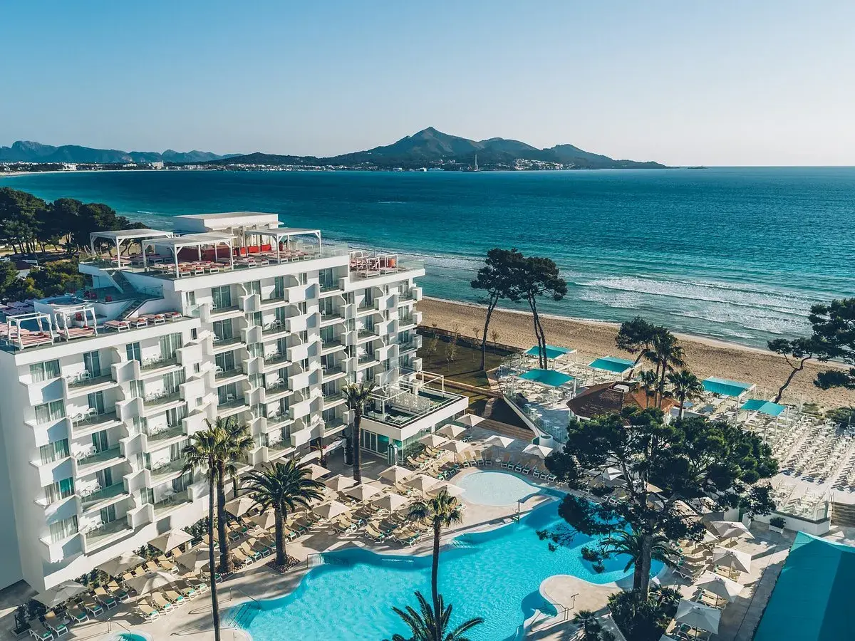 El Iberostar Waves Playa de Muro ofrece vistas al mar Mediterráneo desde sus balcones. Piscina y playa de arena dorada invitan al relax.