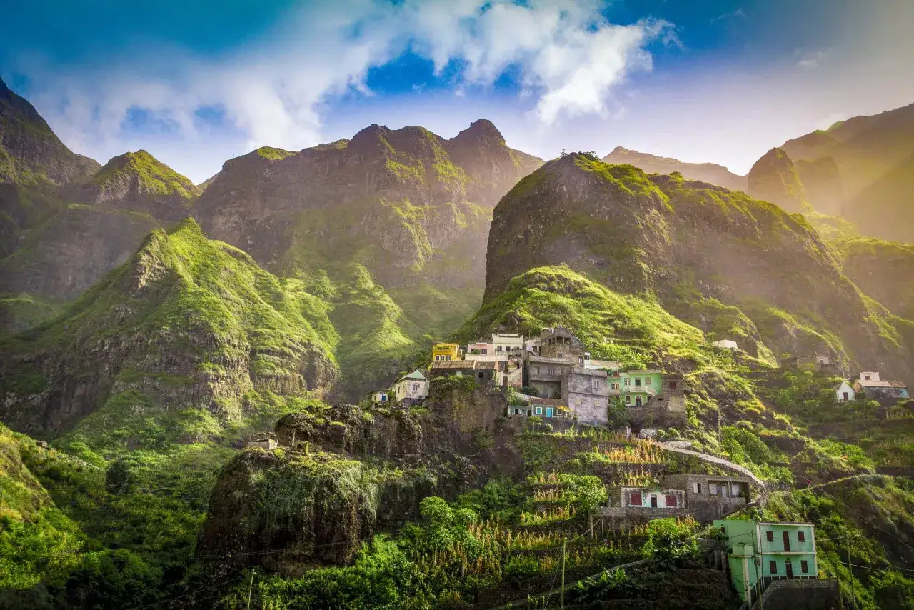 Pueblo en laderas verdes de Cabo Verde. Descubre qué hacer en Cabo Verde, explorando sus impresionantes paisajes montañosos y casas coloridas.