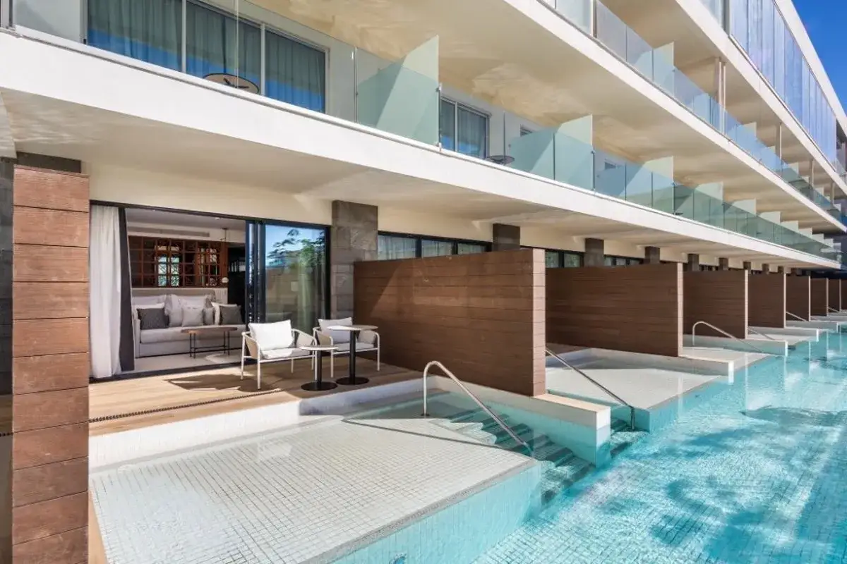 Habitaciones con acceso directo a piscina privada en Barceló Playa Blanca Lanzarote. Disfruta de un baño refrescante desde tu terraza.