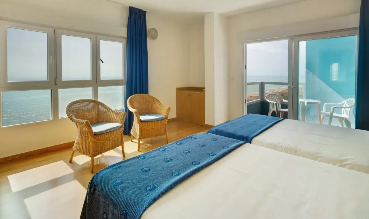 Habitación con dos camas y vistas al mar. Las hotel playas de Guardamar opiniones son muy positivas sobre estas estancias.