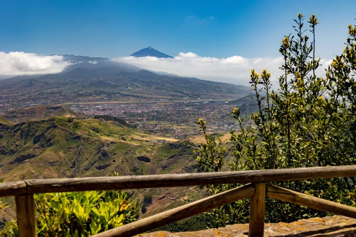 Vista panorámica desde Anaga, Tenerife, con el Teide asomando entre las nubes.