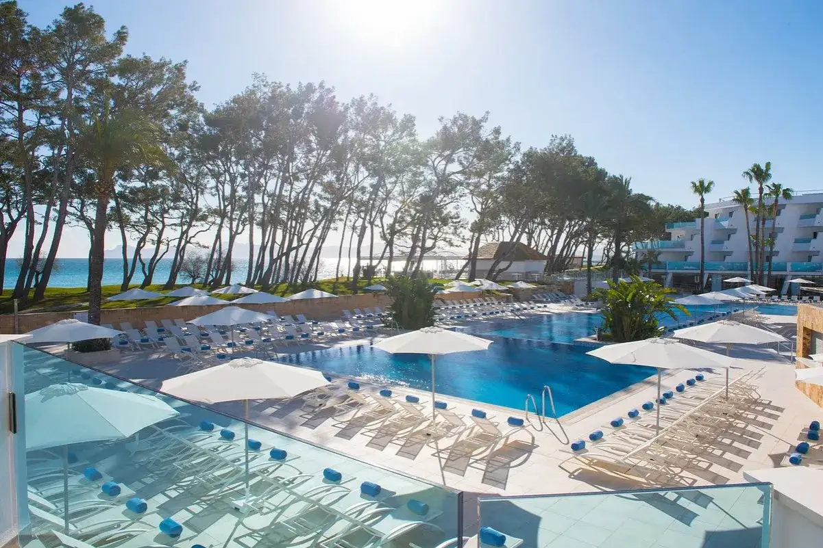 Disfruta del sol y las iberostar waves playa de muro junto a la piscina. Tumbonas, sombrillas y el mar azul te esperan.