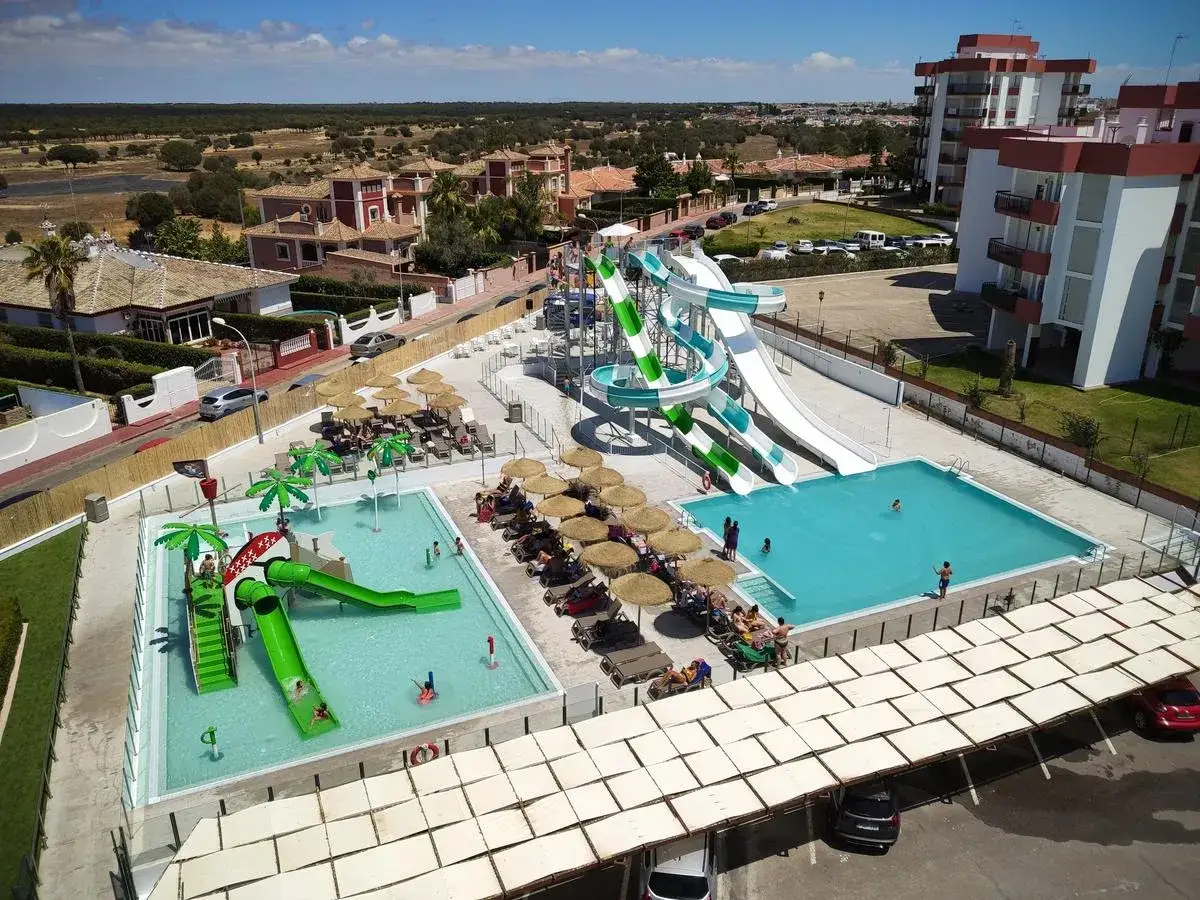 Disfruta de toboganes y piscinas en el hotel Carabela Matalascañas. Un día perfecto de sol y diversión para toda la familia.